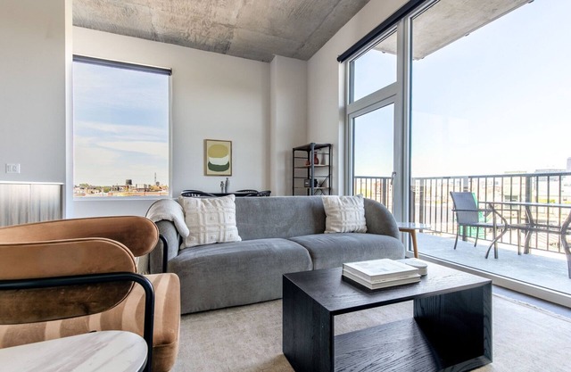 Excellent West Loop 2BR w/Gym, near Fulton Market & I-90, by Blueground