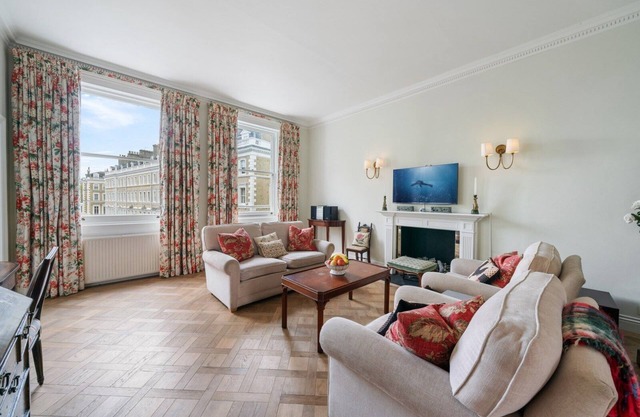 Exceptional 2 bed, 2 bath, South Ken Apt