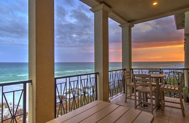 Exceptional Beach Home! 2 Free Beach SRVS! Walk right down!