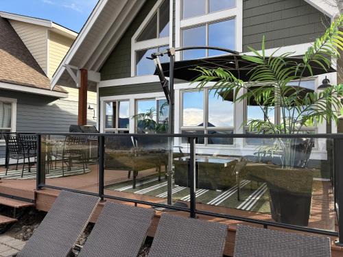 Exceptional Boutique Cottage with Incredible Lake View