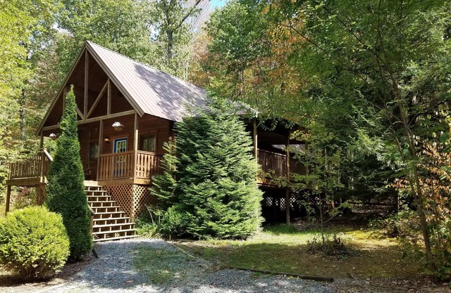 Exceptional Cabin near the New River Gorge, Hot Tub, WiFi -sleeps 8