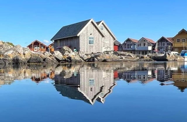 Exceptional Cottage 2 meters from the sea, possible to rent boat, Bekkjarvik, 60 km from Bergen