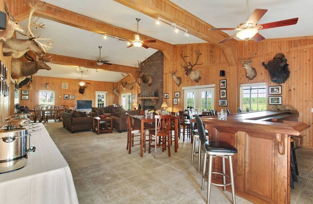 EXCEPTIONAL EXCLUSIVE ONE-OF-A-KIND 5 BEDROOM 5 BATH LODGE IN VENICE