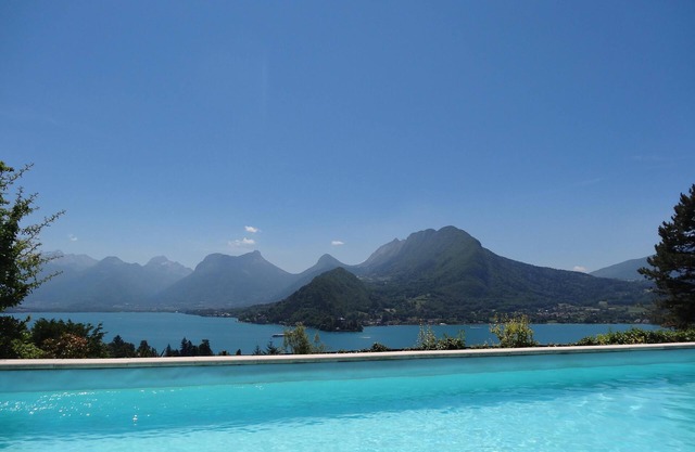 EXCEPTIONAL VIEW OF LAKE and mountains, 20 minutes Annecy, 300 m from beach