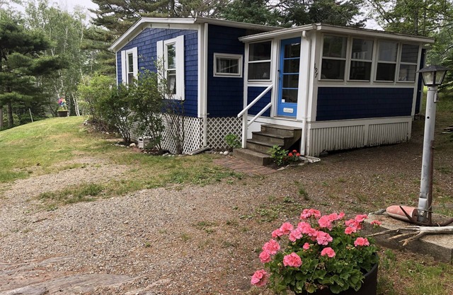 Exceptional waterfront cottage in Boothbay Harbour