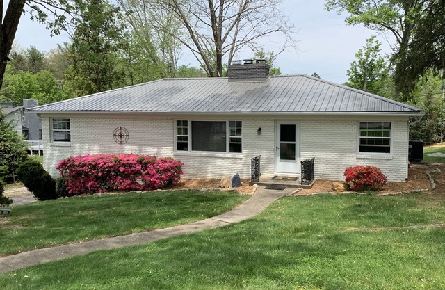 EXCEPTIONALLY CLEAN-SUPER QUIET-VERY COMFY & CLOSE TO nASHEVILLE !