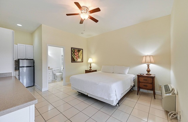 Exclusive 10,000 Islands Access: Naples Condo
