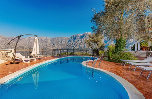 Exclusive 6 bedrooms villa with direct sea views Oranus
