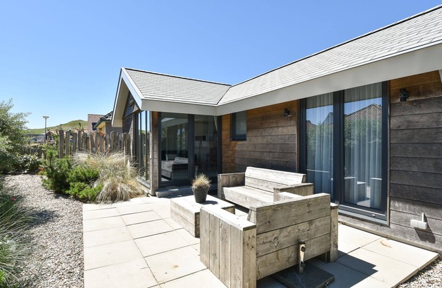 Exclusive chalet with beach garden, almost on the beach, almost in the center