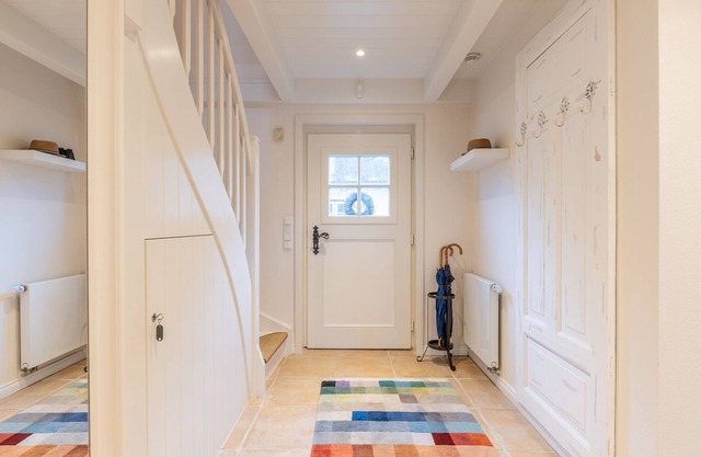 Exclusive, family-friendly detached house with thatched roof.