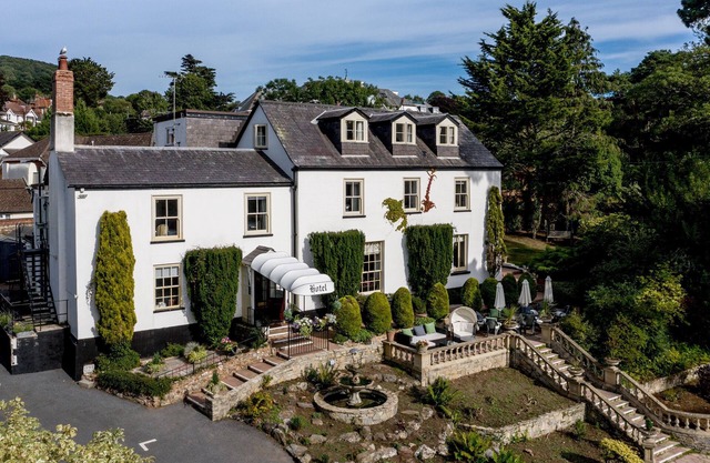 Exclusive Hotel Hire 17 Bedrooms, Close to Town & Beach