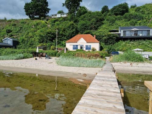Exclusive Location At The Water's Edge