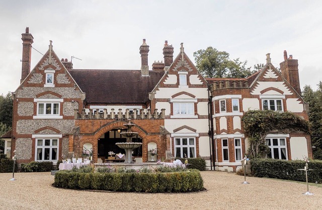 Exclusive Luxury Surrey Manor, Sleeps 18+, Private Grounds, Parking, London Link