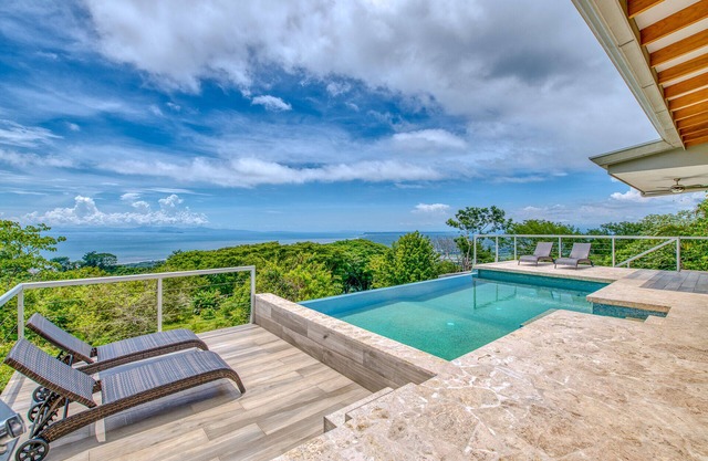 Exclusive Pool Oasis: Stunning Views! Sleeps 8, Nature's Seclusion
