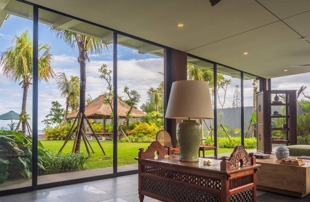 Exclusive Pool Villa directly at the Bali Sea!