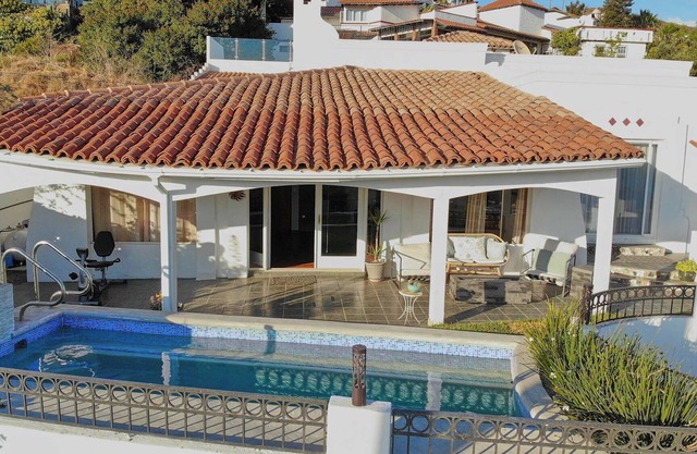 Exclusive private home with 180° ocean view