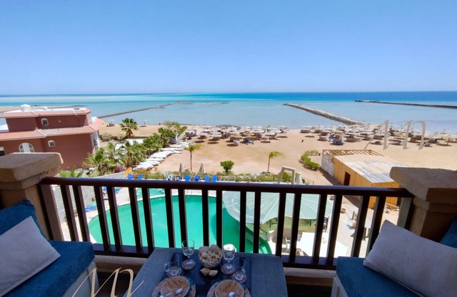 Exclusive sea view suite (94m2, panoramic view, private beach, pools)