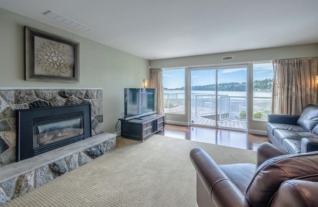EXCLUSIVE, UNCOMPROMISING OCEANFRONT EXECUTIVE HOME