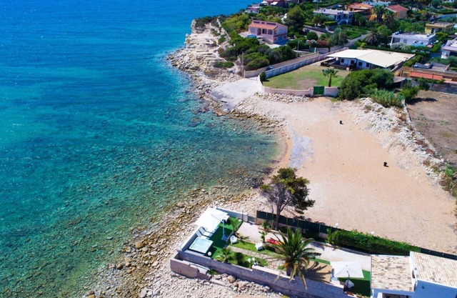 Exclusive Villa Afrodite on the sea with 4 beds and jacuzzi