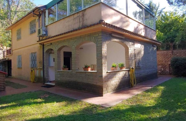 Exclusive villa with fireplaces and large garden near Rome and the lake