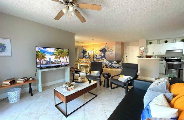 Exclusive Yacht Club Condo 10 Min to the Beach