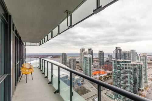 Executive 2 Bedroom 2 Bathroom Condo in Downtown Toronto