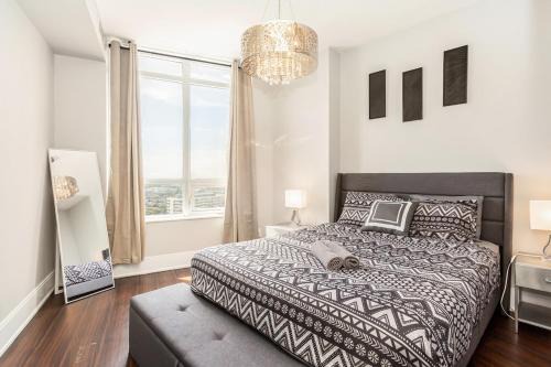 Executive 2BR 2BATH Condo with Lakeview Steps from SQ1