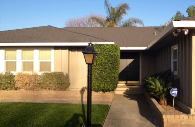 Executive 3/2 Quiet neighboorhood. Fully furnished 2 car garage.