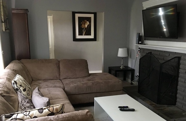 Executive 3 Bedroom House in North Vancouver