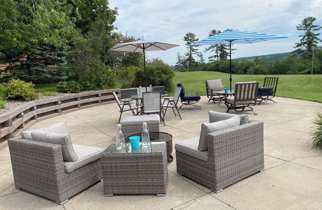 Executive 4 bedroom 3,000 sq ft home, outdoor patio & gardens