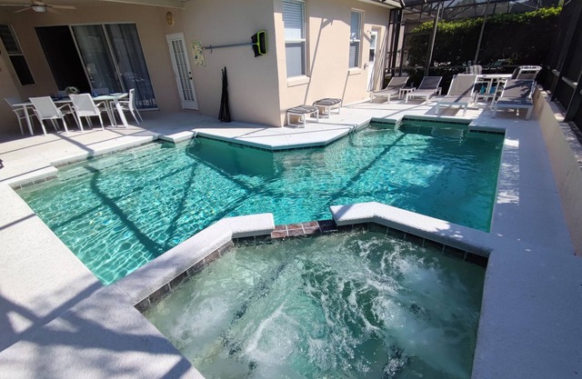 Executive 5/6 Bed Villa with Private Pool, Games Room + Wifi, 12 miles to Disney