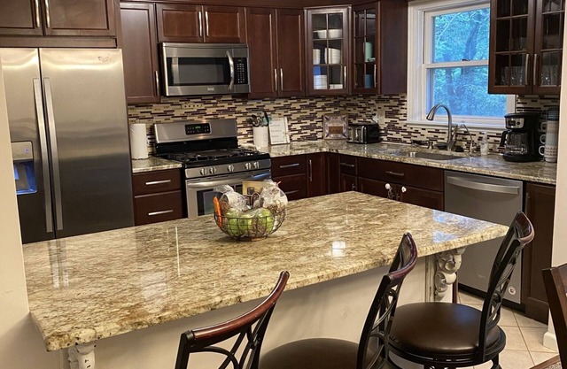 Executive 5 Bed/4 Bath, 13 Beds, Sleeps 17, by Patti's w/Pool Table!