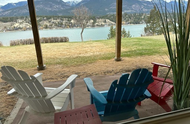 Executive 5 BR +Den Home, sleeps up to 10 w/ACn STR License S261025.01