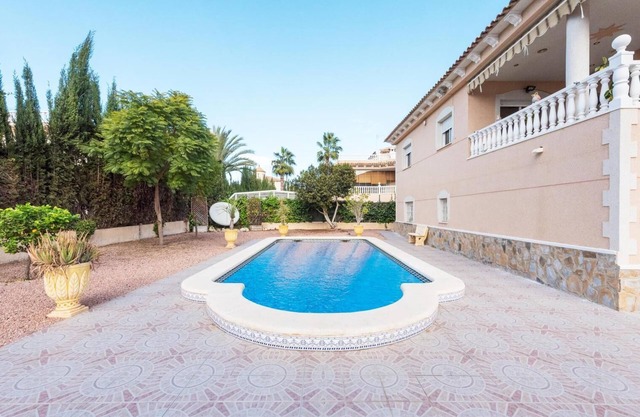 executive 5 star 2-bed apartment in benferri