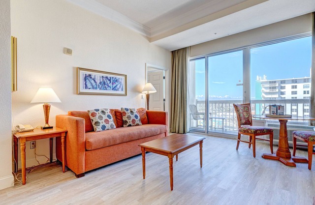 Executive club ocean-view suite with high-speed WiFi - snowbird-friendly