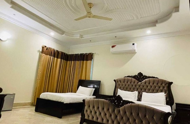 Executive Galaxy House located near the city center. 5 minutes to the park!
