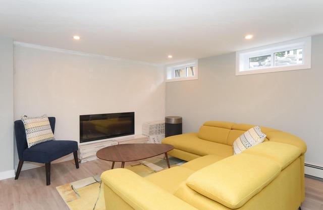Executive high end 3 bdrm, 3 baths lower apt