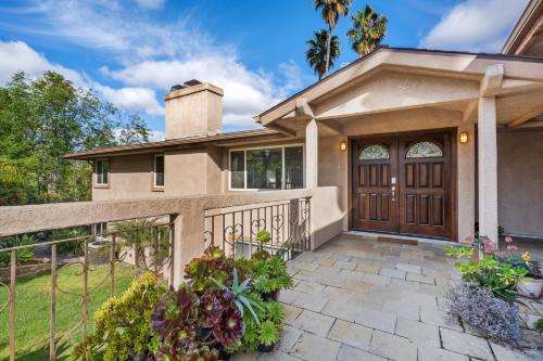 Executive Retreat - Renovated - Spacious - Views