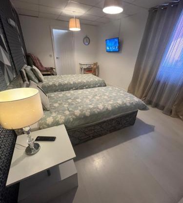 Executive Room 3 Near Southmead Hospital on suite bathroom