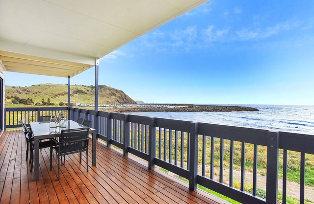 Executive style accommodation on the beach front at Wirrina Cove. Sit.