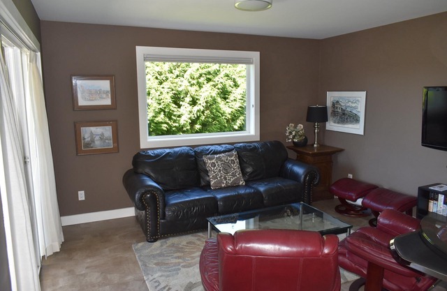 Executive Suite with commanding views - Claudette Ct.