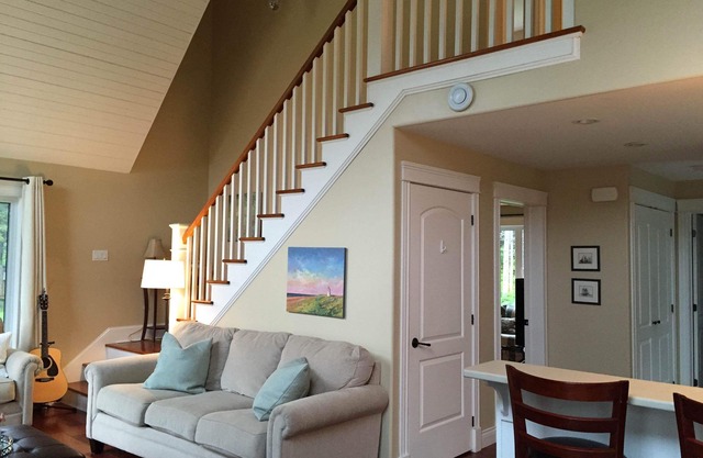 Executive Summer Home - minutes from the beach! A delightful vacation experience