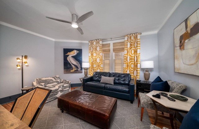 Expansive 1 Bedroom that Sleeps 4 in Downtown Chs