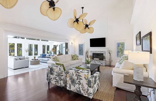 Expansive 5 bed on Kiawah behind 2nd Gate, Golf Views