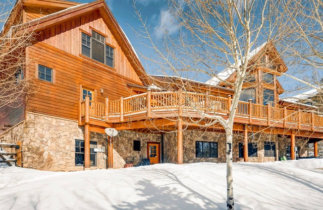 Expansive Home in The Reserve w/Mountain Views, 2 Decks, & Private Hot Tub