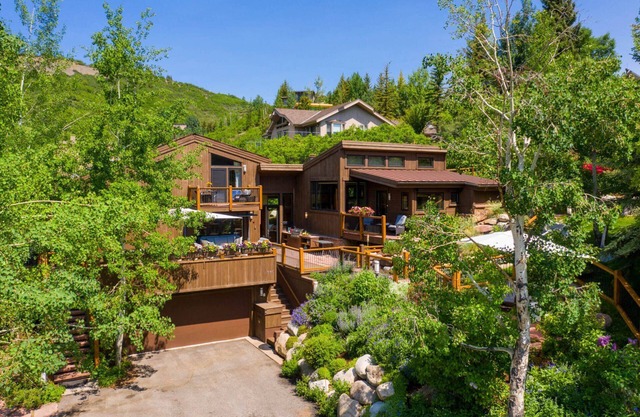 Expansive Snowmass Mountain Views! Multi-Level Home w/Wood FP, Private Hot Tub & Garage Parking