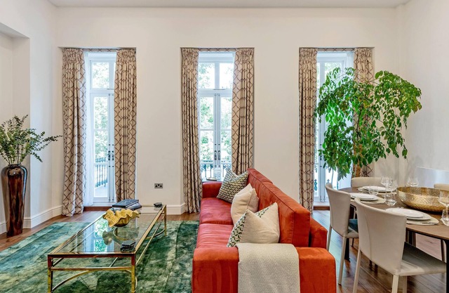 Expansive views over the Royal Park, open living space 3 bedrooms