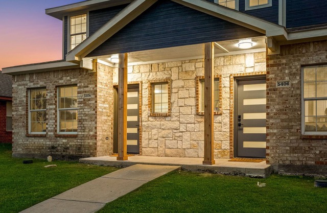 Experience Arlington: 4BR Comfort & Class. Minutes to Cowboys, Rangers, 6 Flags!