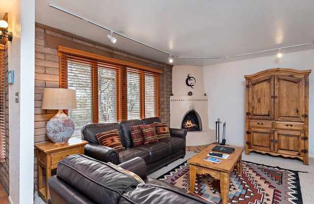 Experience Authentic Santa Fe Living - Walk to Historic Downtown, Kiva Fireplace