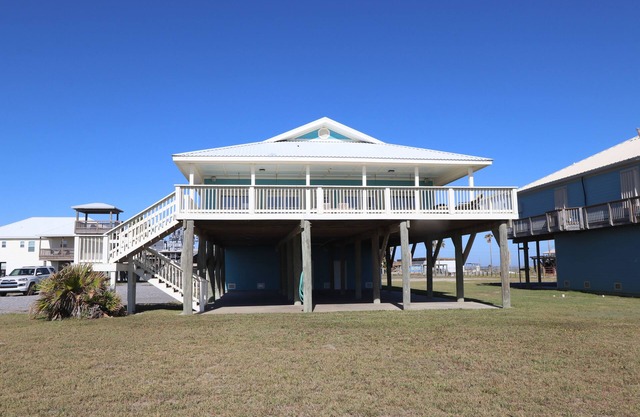 Experience beachfront luxury at Orange Beach Retreat in Grand Isle, LA, perfect for 16 guests.